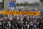 demonstrationer. Protesterne mod det kinesiske styre er ikke overstået, lover demonstranterne i Hongkong, efter at massive politistyrker i dag har ryddet barrikader og sendt demonstranterne væk fra de områder, som de har besat gennem mere end to måneder. 