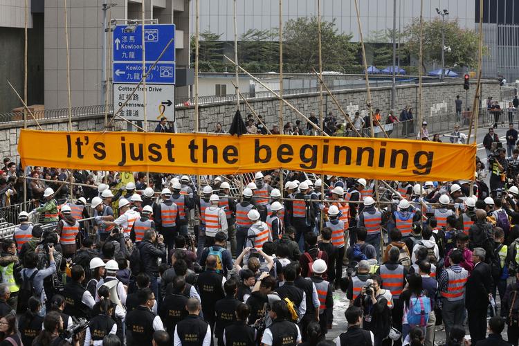 demonstrationer. Protesterne mod det kinesiske styre er ikke overstået, lover demonstranterne i Hongkong, efter at massive politistyrker i dag har ryddet barrikader og sendt demonstranterne væk fra de områder, som de har besat gennem mere end to måneder. 