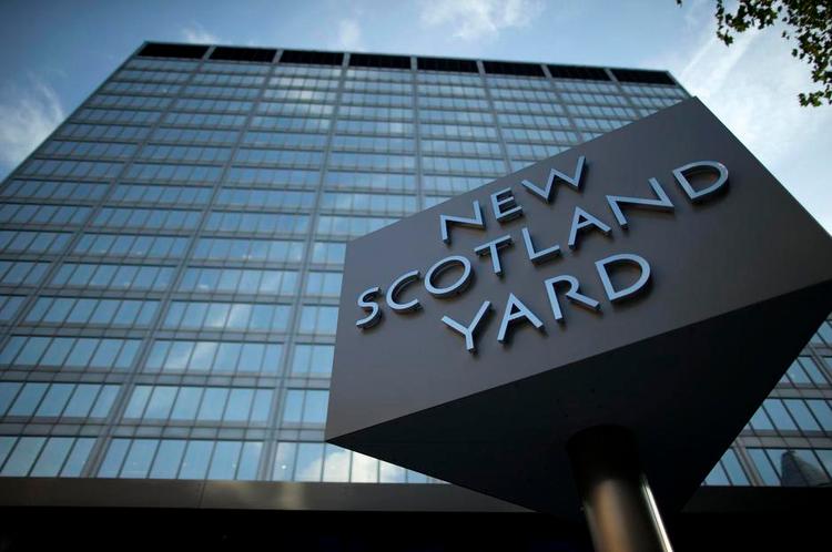 flyttedag. New Scotland Yard er solgt og skal ombygges til lejligheder. Skiltet flytter med til politiets nye hovedkvarter. 