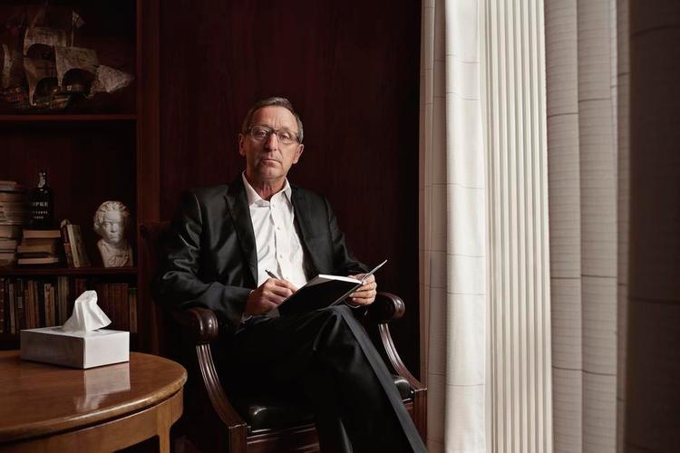 Ærlighed. Der er behov for lidt mere ærlighed, siger Finn Nørbygaard. Det vil han lave om på med sit nye terapiprogram på Radio24Syv. 