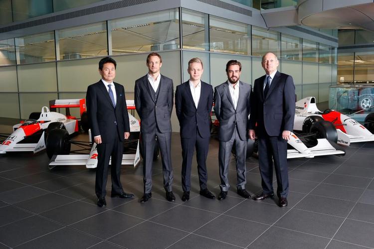 Mclaren. Jenson Button (nr. 2 fra venstre) med Magnussen i midten og Alonso ved siden af danskeren ved dagens præsentation, hvor de tre kørere var flankeret af McLaren-boss Ron Dennis (th) og Honda-manden Yasuhisa Arai. 