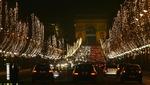 Begræsning. Trafikken er tæt i Paris, her på Champs-Elysées. Byens borgmester vil bortvise mange af bilerne til fordel for flere cykler i byen. 