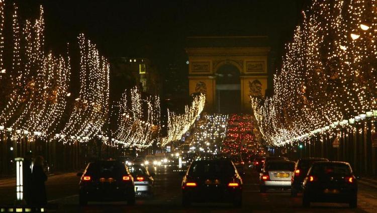 Begræsning. Trafikken er tæt i Paris, her på Champs-Elysées. Byens borgmester vil bortvise mange af bilerne til fordel for flere cykler i byen. 
