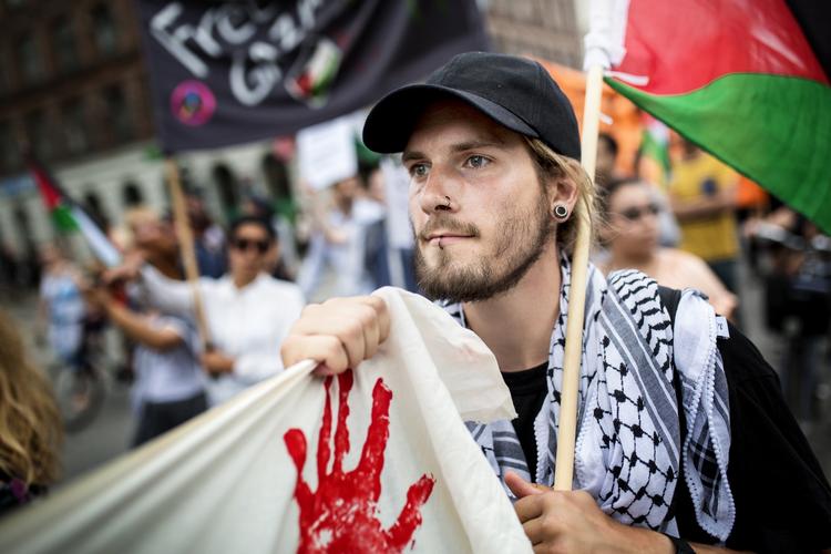 Palæstina. Både Socialdemokraterne og Radikale Venstre forventes at stemme nej til et forslag fra Enhedslisten og SF om at anerkende palæstina som stat. Kræfter i begge partier er dog imod partilinjerne. 