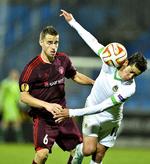 1-0. AaB vandt det frøste opgør mod Rio Ave. Her var Danny Gorter (tv) i nærkamp med Diego Lopes. 