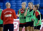 instruktion. Assisterende landstræner Ulrik Kirkely giver gode råd til den danske forsvarsduo Louise Svalastog og Pernille Holmsgaard samt Maria Fisker. Den del af spillet skal fungere bedre, end det var tilfældet mod Rumænien, hvis det skal blive til en sejr i aften mod Norge. 