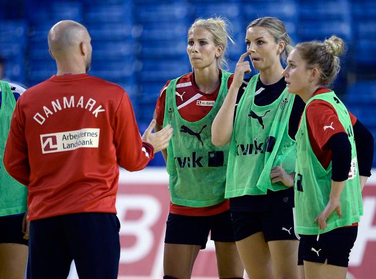 instruktion. Assisterende landstræner Ulrik Kirkely giver gode råd til den danske forsvarsduo Louise Svalastog og Pernille Holmsgaard samt Maria Fisker. Den del af spillet skal fungere bedre, end det var tilfældet mod Rumænien, hvis det skal blive til en sejr i aften mod Norge. 