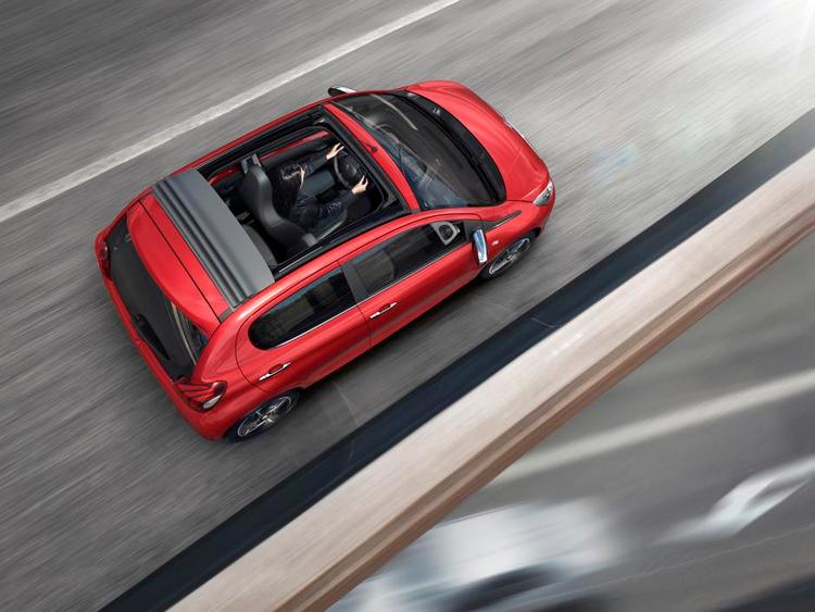 topløs. Peugeot 108 er en af de billige biler, der kan fås med soltag. Denne femdørs version koster 120.000 kr. 