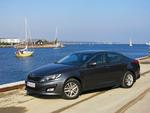 Klassisk. Kia Optima er en traditionel firedørs sedan. Designet skaber dårligt udsyn bagud. 