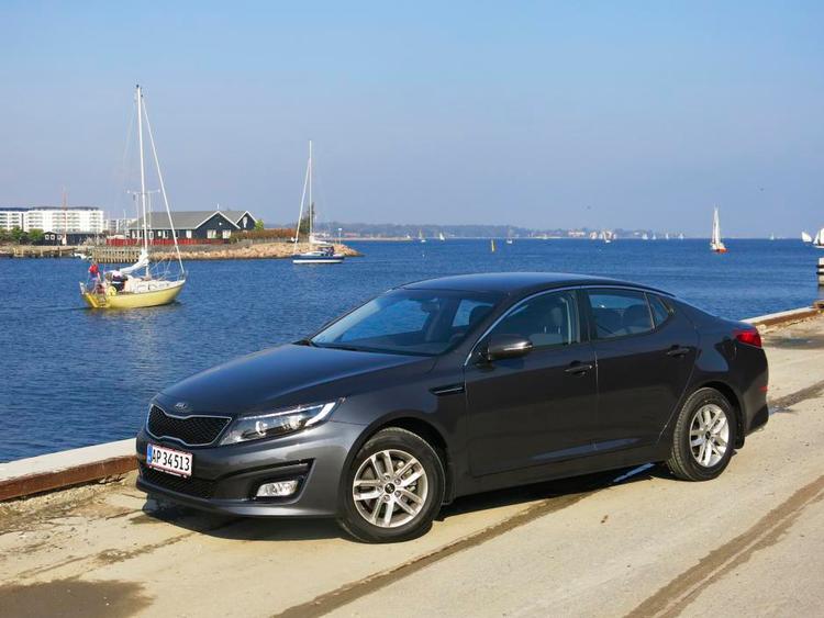 Klassisk. Kia Optima er en traditionel firedørs sedan. Designet skaber dårligt udsyn bagud. 
