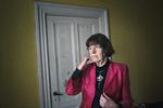 Slut. Overlæge May Olofsson har i 30 år arbejdet for gravide og småbørnsmødre, der har misbrugsproblemer. Hendes tanker har ført til et landsdækkende net af familieambulatorier. Nu er hun fyret fra Hvidovre Hospital for illoyalitet, fordi hun har kritiseret nogle spareplaner. 