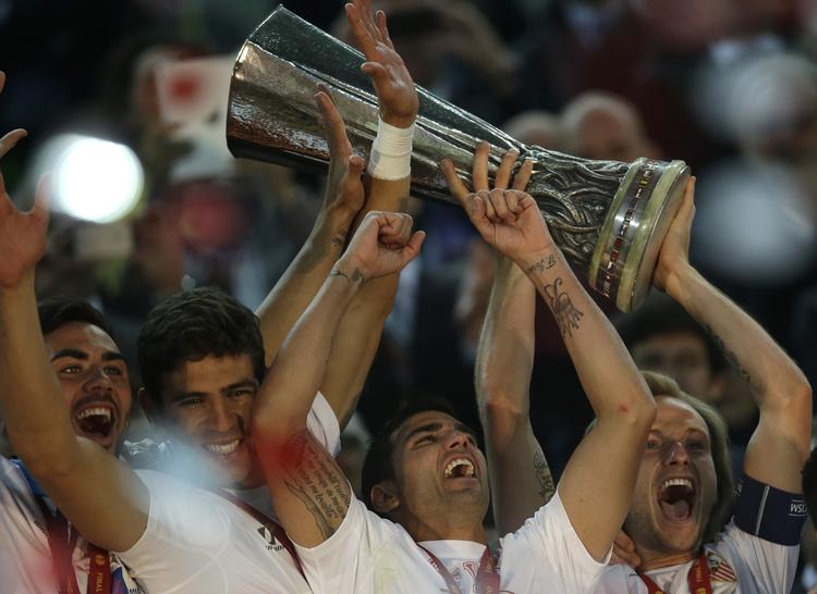 pokal-jagt.  Sidste sæson i Europa League blev afsluttet med en finale mellem Benfica og Sevilla, som spanierne vandt efter straffesparkskonkurrence. 