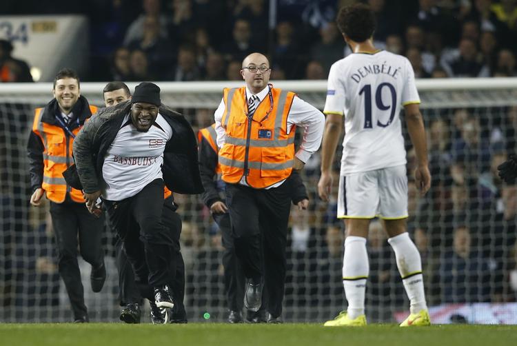 PR-stunt. En af de tre baneløbere, der nu koster Tottenham en bøde, er på vej på banen i kampen i London. 