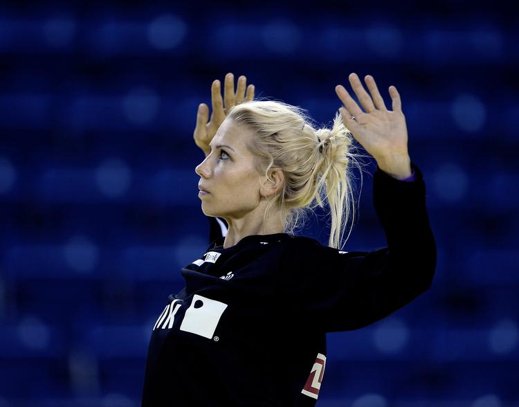 krumtap. Louise Svalastog under træning før aftenens kamp mod Norge. 