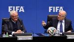 Strid. Theo Zwanziger (tv) har tidligere sagt, at han ikke tror, at VM i 2022 kommer til at finde sted i Qatar. Men Fifas og præsident Blatter (th) holder fast. Indtil videre. 