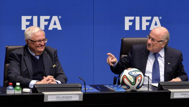 Strid. Theo Zwanziger (tv) har tidligere sagt, at han ikke tror, at VM i 2022 kommer til at finde sted i Qatar. Men Fifas og præsident Blatter (th) holder fast. Indtil videre. 