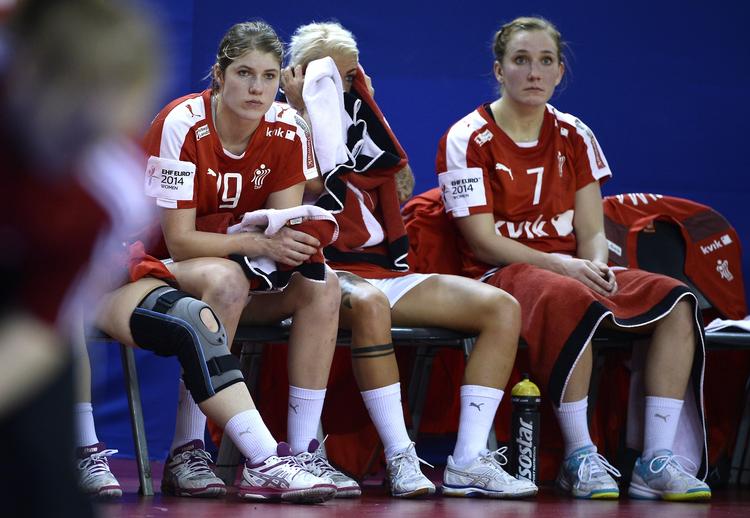 Outsidere. Line Jørgensen (tv), Kristina Kristiansen og Maria Fisker må efter nederlaget nøjes med at tage et point med over i mellemrunden. Danskerne er reduceret fra medaljekandidat til  outsidere. 