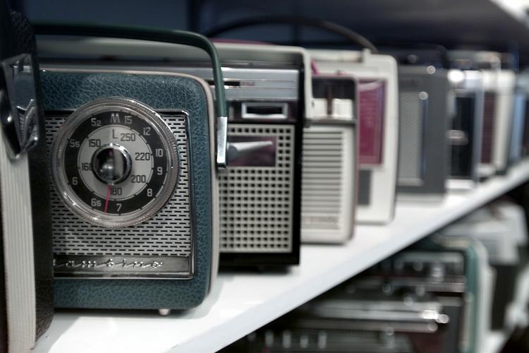 Oldies. FM-signalet skal slukkes og flere politikere vil satse på DAB, selvom branchefolk og eksperter mener, at DAB for længst er blevet overhalet af den teknologiske udvikling. 