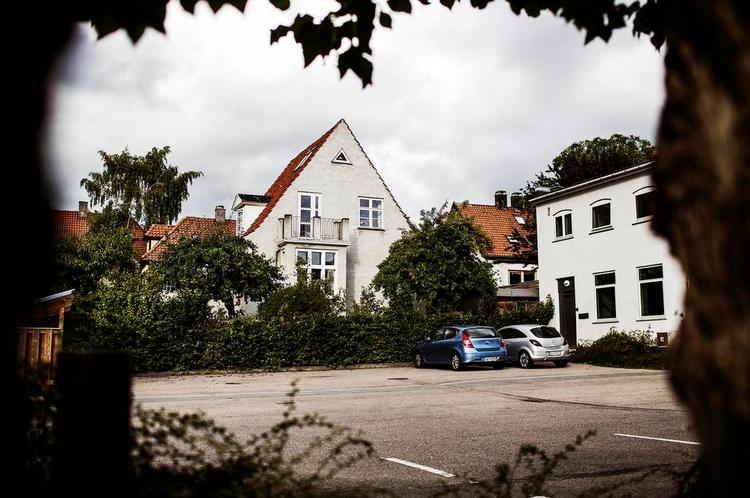 Frederiksberg. Skat har nedskrevet værdien af villaer og opskrevet værdien af de grunde, de ligger på. Det har betydning for grundskylden og har ikke mindst ramt husejerne på Frederiksberg hårdt. 
