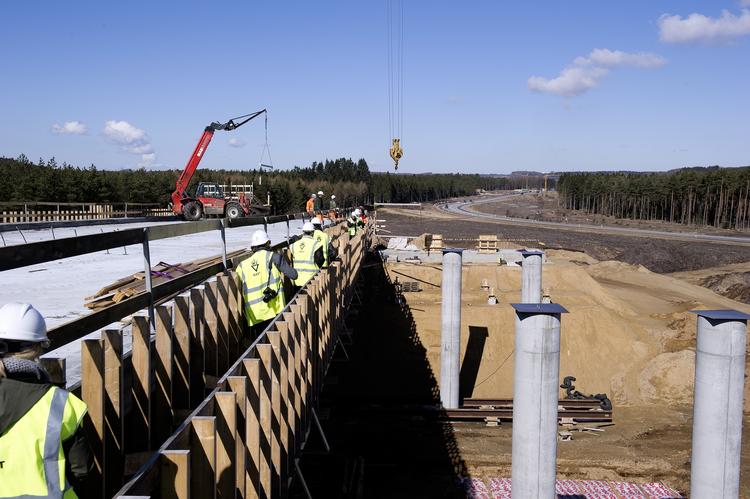 VEJARBEJDE. Planlagte motorvejsudbygninger og andre offentlige investering risikerer at blive udskudt, hvis ikke oliepriserne stiger. 