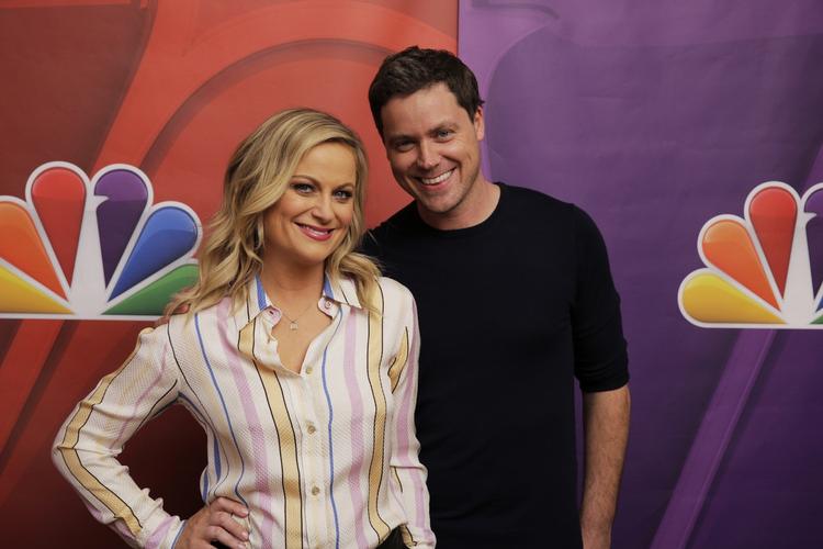 Søskende. Amy Poehler fungerer som producerer på lillebror Gregs komedieserie, hvor hun også har en tilbagevendende rolle - som en stærkt irriterende version af sig selv. 