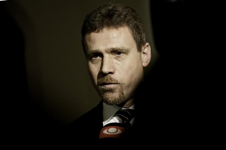 Ansvarsfordeling. »Lige nu ser det ud til, at der er tale om en klokkeklar overtrædelse af ministeransvarsloven, og det plejer at koste en minister livet. Men det er jo op til flertallet at beslutte«, siger den konservative retsordfører Tom Behnke. 