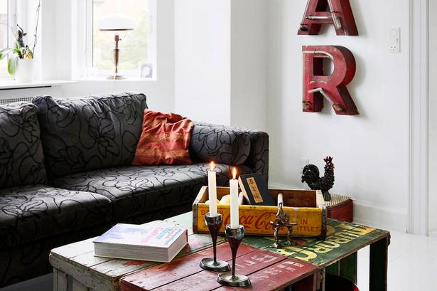 Kassebord. I Helsingør har Claus Dalsborg brugt sin fantasi til at skabe et sofabord af otte gamle øl- og sodanvandskasser i alle regnbuens farver. 