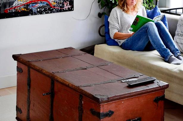 Arv. Ina Schiermacher har overtaget 1700-tals kisten fra sine forældre. Den bruges nu som sofabord og til opbevaring af sytøj. 