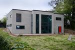 Moderne. Tina Dahl havde egentlig set frem til en hvid patriciervilla med sortglaseret tegltag, men lod sig overbevise af sin mands ønske om ny markant arkitektur. 