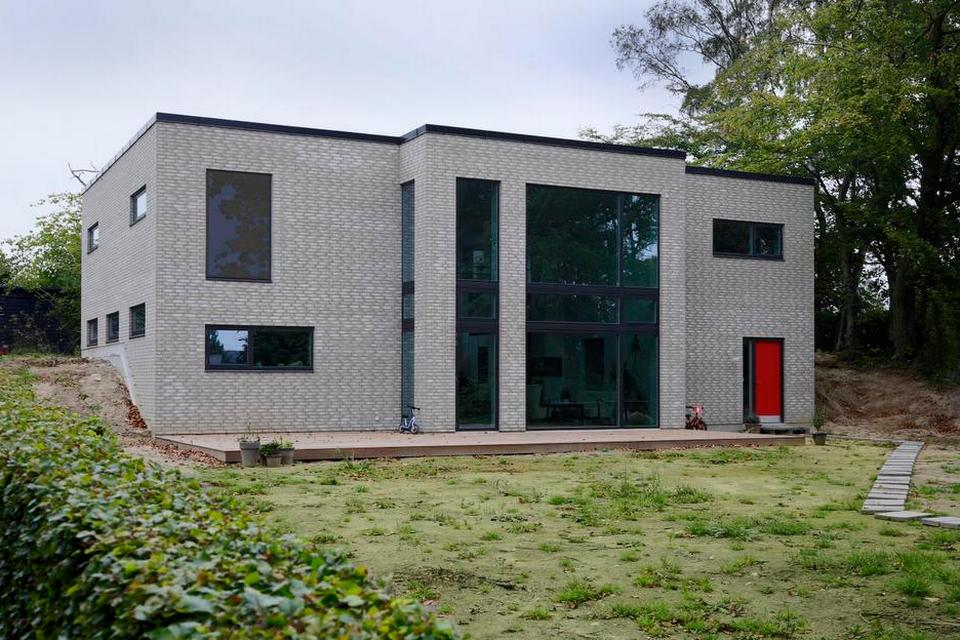 Moderne. Tina Dahl havde egentlig set frem til en hvid patriciervilla med sortglaseret tegltag, men lod sig overbevise af sin mands ønske om ny markant arkitektur. 