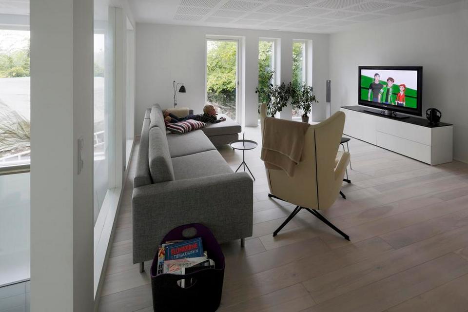 Flyder. Stue og kontor kommer man til via gangbroen over køkken-alrummet. Hjørnesofa og lænestol er fra Bolia, og minibordet med hank fra Hay. 