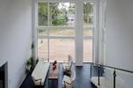 Ud til himlen. Udsigten fås gennem gulv til loft-vinduerne mod syd. De arvede møbler stammer fra Tomas Wigandts farmor, som havde et gammelt sommerhus på grunden men også en lejlighed i København. 