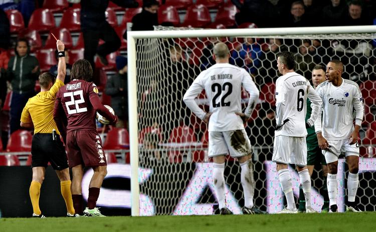 1-5. FCK lukkede 2014 med et kæmpenederlag i Parken. 