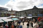 Stilrent. Hvis en ny helhedsplan går igennem vil det være slut med kulørte baldakiner og boder strøet på må og få mellem Torvehallerne. Så står den i stedet på kvadratiske parasoller og stader i lige kolonner. 