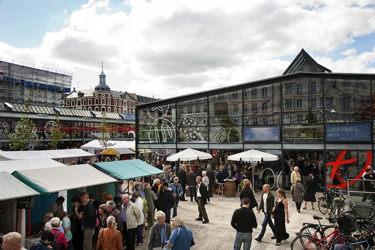 Stilrent. Hvis en ny helhedsplan går igennem vil det være slut med kulørte baldakiner og boder strøet på må og få mellem Torvehallerne. Så står den i stedet på kvadratiske parasoller og stader i lige kolonner. 