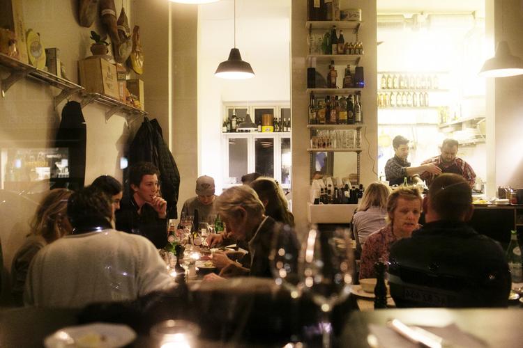 Italiensk. Høj stemning på Osteria 16. 