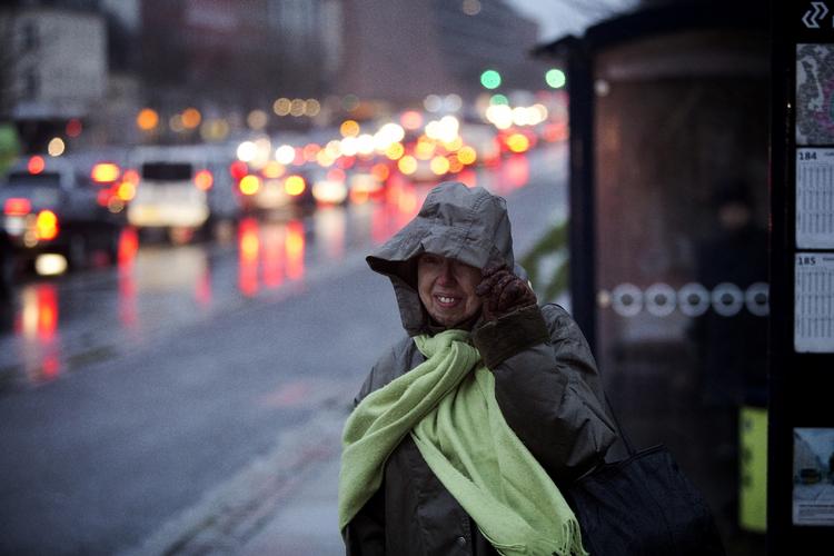 STORM. Dagens storm forventes at blive mildere end først antaget, oplyser DMI. Under sidste års stom var der også store forsinkelser i trafikken. 