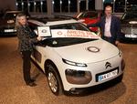 Vinderen. Citroën C4 Cactus er Årets bil i Danmark. T.v. informationschef Ellen Nørregaard og Mikkel Thomsager fra motorjournalisterne. 