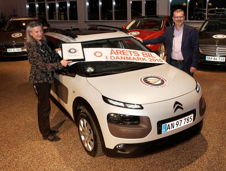 Vinderen. Citroën C4 Cactus er Årets bil i Danmark. T.v. informationschef Ellen Nørregaard og Mikkel Thomsager fra motorjournalisterne. 