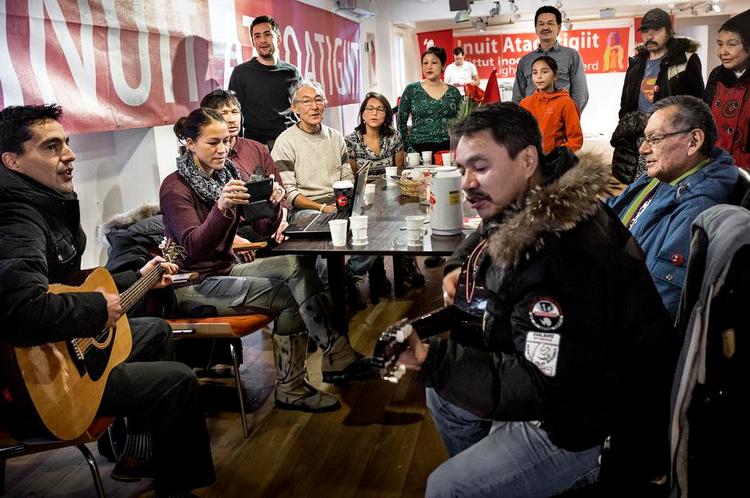 Kaffemik. Partisoldaterne i det venstreorienterede parti, IA, der er et af Grønlands to store partier, mødtes i går i Nuuk til morgenmad og fællessang. Flere hjemløse fik også en bid med. 