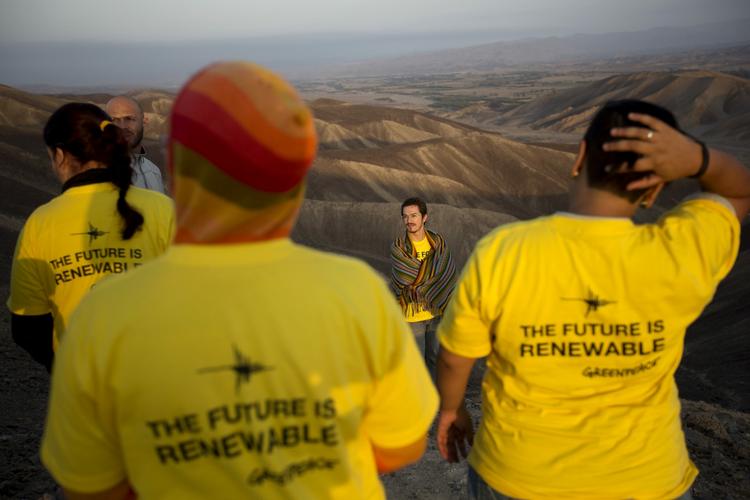 Internationalt. Greenpeace-aktivisterne går langt for en sag. Her ses de ved Nazca-linjerne, der er på Unesco's verdensarvsliste 