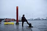 Blæst. Stormen Alexander var imødeset med spænding, men blev ikke så slem som ventet. Her er det havnen i Esbjerg, kort før stormen gik i land i går eftermiddag. 