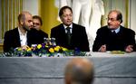Tænker. Litteraten Engdahl fanget  mellem Roberto Saviano (tv.) og Salman Rushdie. 