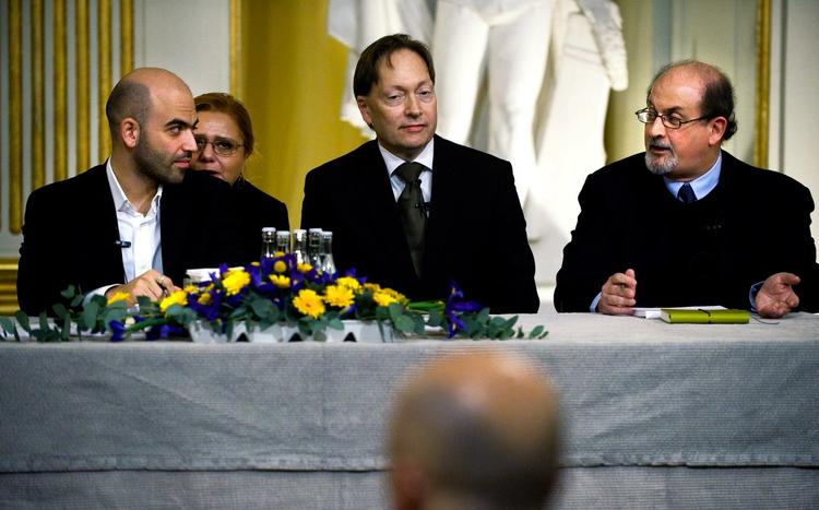 Tænker. Litteraten Engdahl fanget  mellem Roberto Saviano (tv.) og Salman Rushdie. 