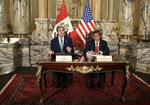 Klimamøde. Den amerikanske udenrigsminister John Kerry og Perus præsident Ollanta Humala taler med pressen efter et uformelt møde under klimakonferencen i Peru. 
