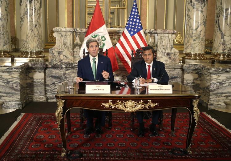 Klimamøde. Den amerikanske udenrigsminister John Kerry og Perus præsident Ollanta Humala taler med pressen efter et uformelt møde under klimakonferencen i Peru. 