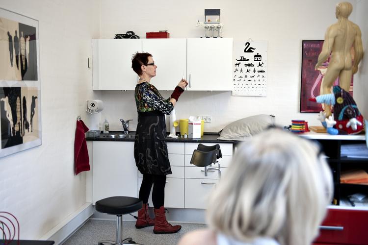 Provins. Det bliver sværere og sværere at få unge læger til Danmarks yderområder, som her i Hundested. 