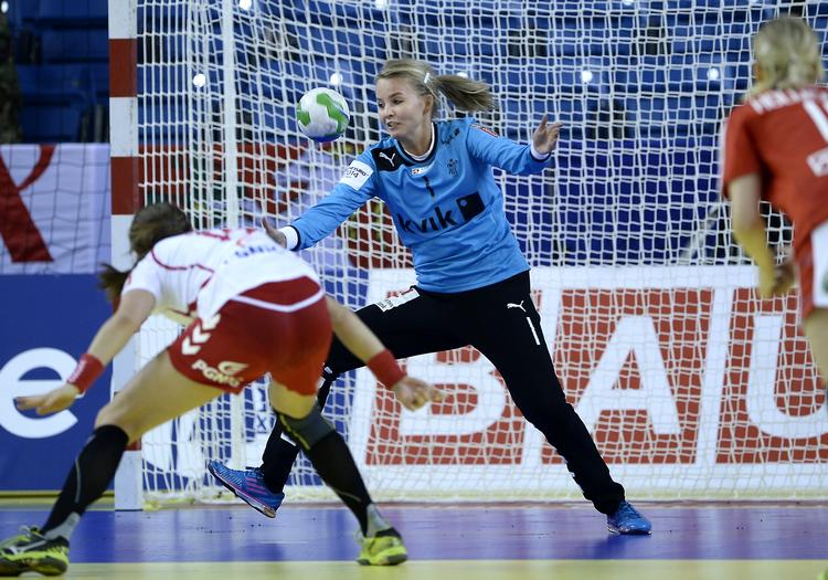 28-19. Sandra Toft (midt) fik med en stribe redninger skabt grundlaget for den afgørende vending på opgøret med Polen. 