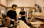 Kreativ hobby. René Hansen og Nicki van Roon (th) flyttede sammen i januar, og gik derfor i gang med at bygge et spisebord af brugte borde og overskudstømmer til deres lejlighed. I dag har de solgt ti borde, som de har lavet ved siden af deres normale arbejde. 