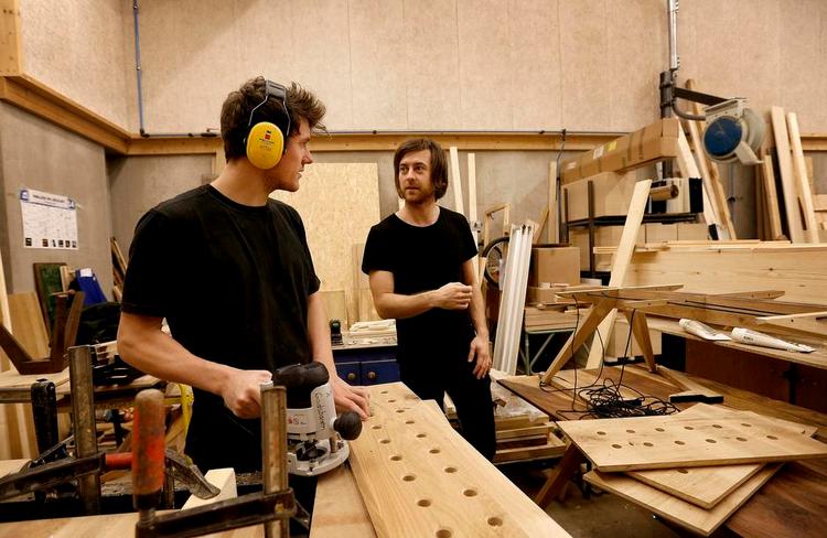 Kreativ hobby. René Hansen og Nicki van Roon (th) flyttede sammen i januar, og gik derfor i gang med at bygge et spisebord af brugte borde og overskudstømmer til deres lejlighed. I dag har de solgt ti borde, som de har lavet ved siden af deres normale arbejde. 